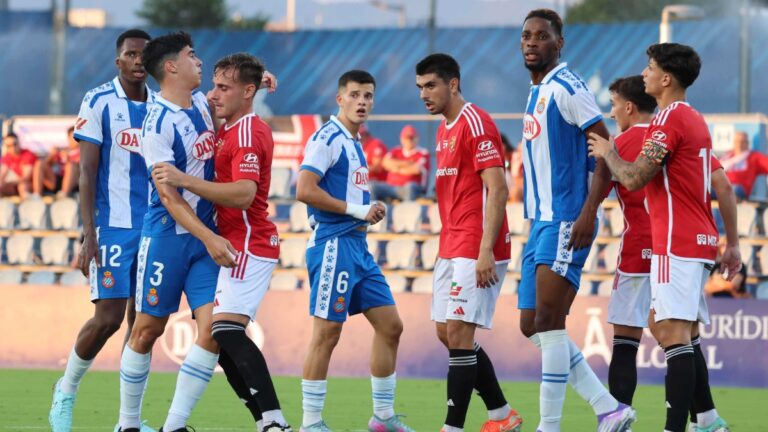 Varios jugadores del Espanyol B en una jugada de ataque en el amistoso ante el Nàstic de Tarragona