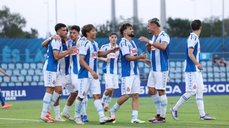 El Espanyol B cambia de grupo en 2ªRFEF El Espanyol B celebra en piña y entre abrazos un gol ante el CE Europa