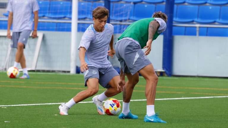Lluc Castell se hace con un balón ante Carlos Sánchez en la CE Dani Jarque