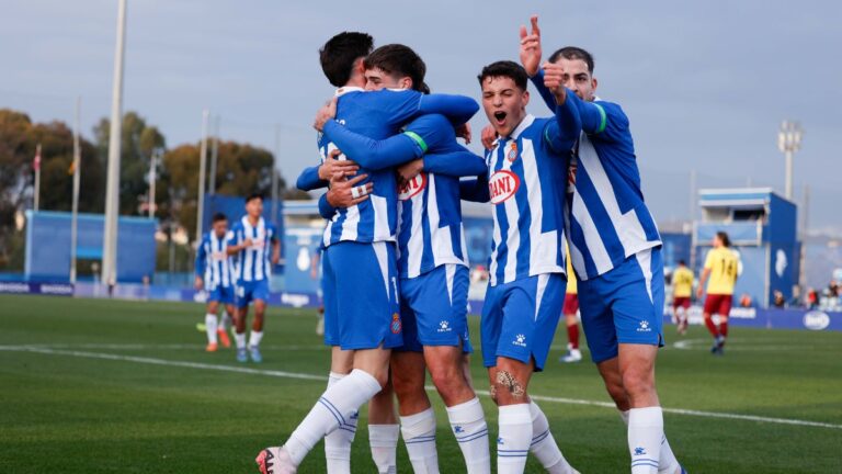 Los jugadores del Espanyol B celebran uno de los goles ante la UD Alzira