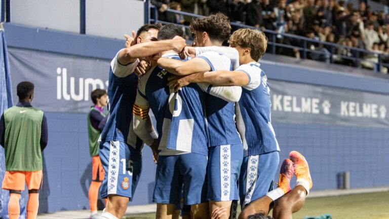 El filial regresa a los entrenamientos focalizado en Montilivi El Espanyol B celebra unido el gol de Ferran Gómez ante el Barça Atlètic