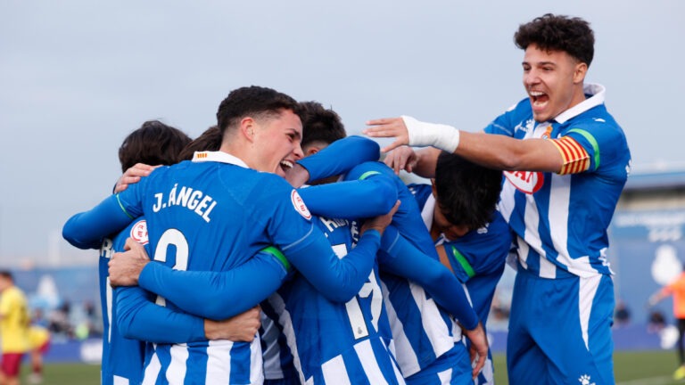 El grupo, celebrando un tanto ante el UD Alzira