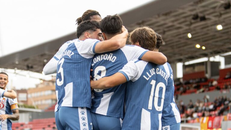 El Espanyol B celebra en piña uno de los goles de la victoria en Terrassa