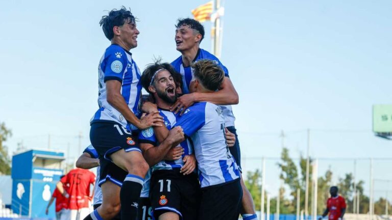 Peña Sport FC – Espanyol B: A defender el liderato Los jugadores del Espanyol B celebran uno de los goles ante el CF Calamocha