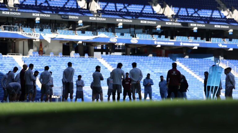 Charla técnica de Manolo González antes de un entrenamiento en el RCDE Stadium