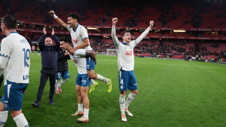 El Espanyol celebra con la afición desplazada la victoria en San Mamés