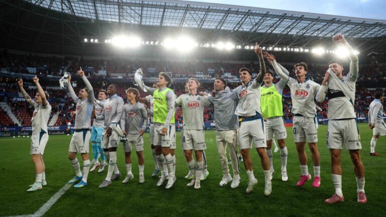 Los jugadores del Espanyol hacen piña en la celebración de la permanencia en El Sadar