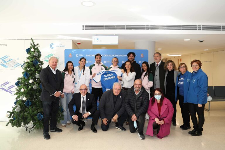 El Espanyol no falla en Navidad a su tradicional visita a los hospitales Espanyol Clínica Corachán