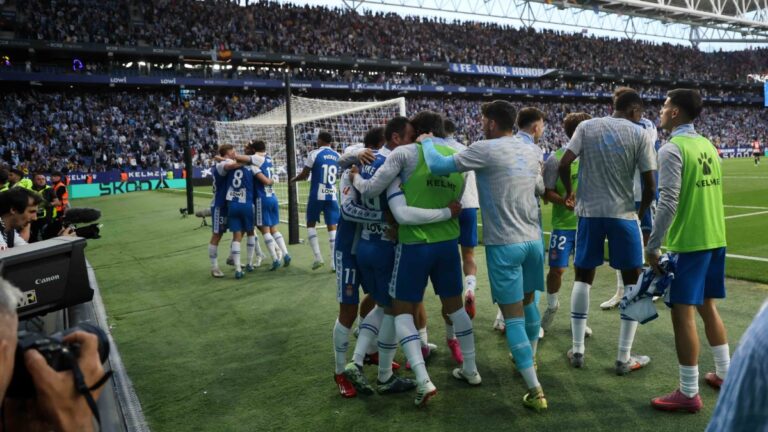 Los jugadores del Espanyol celebran con la afición perica el gol de Pere Milla ante el Athletic Club de Bilbao