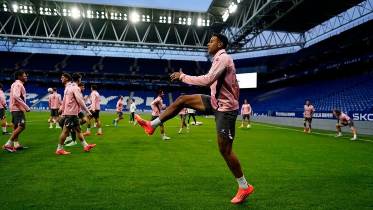 Los jugadores del Espanyol entrenan en el RCDE Stadium