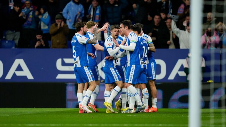 Los jugadores del Espanyol celebran en piña el gol de Roberto Fernández ante el Deportivo Alavés