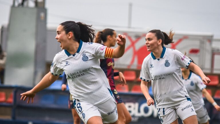 Las jugadoras del Espanyol Femenino celebran la victoria en Buñol ante el Levante UD