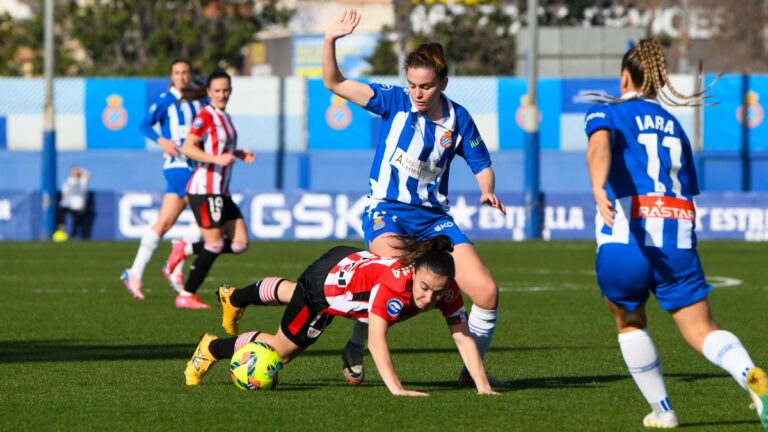 Júlia Guerra quiere recueprar un balón en el Espanyol Femenino - Athletic Club de Bilbao