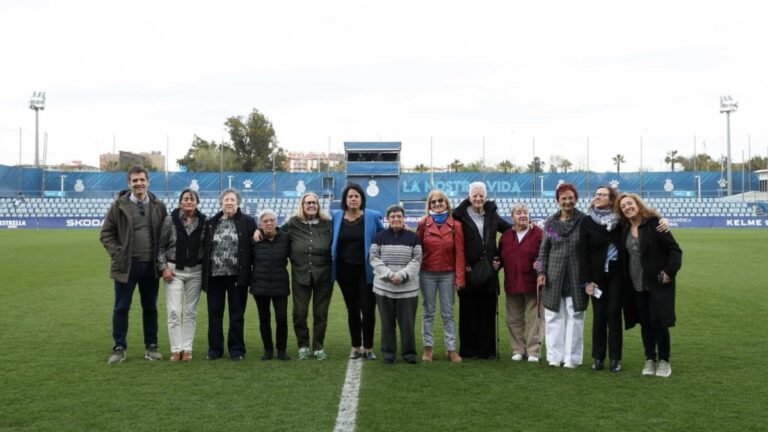 Dolors Ribalta acompaña a jugadoras históricas del Espanyol Femenino en la CE Dani Jarque