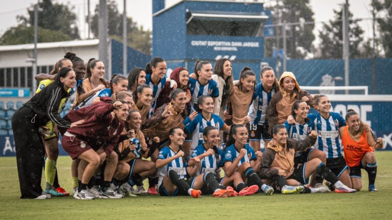 Las jugadoras del Espanyol Femenino se hacen una foto de familia después de ganar al Alavés