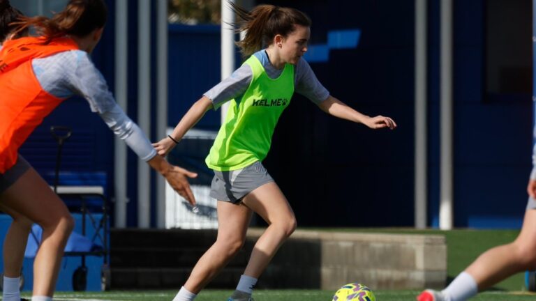 Júlia Guerra, en un entrenamiento con el Espanyol Femenino