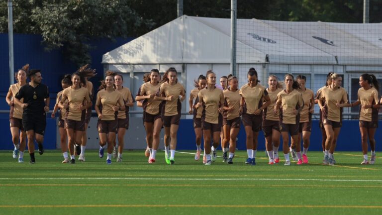 El Espanyol Femenino realiza un entrenamiento de la pretemporada matinal en la CE Dani Jarque