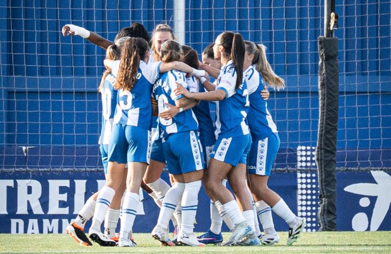 El Espanyol Femenino entra en La Quiniela Las jugadoras del Espanyol Femenino celebran en piña el empate ante el FC Barcelona