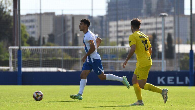 Gorjón controla un balón en el duelo del Espanyol B ante la SD Formentera