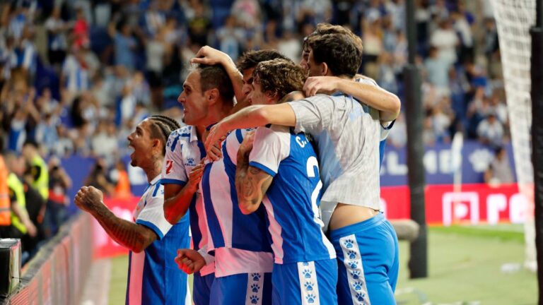 El Espanyol celebra en piña el gol de Kike García ante el Mallorca