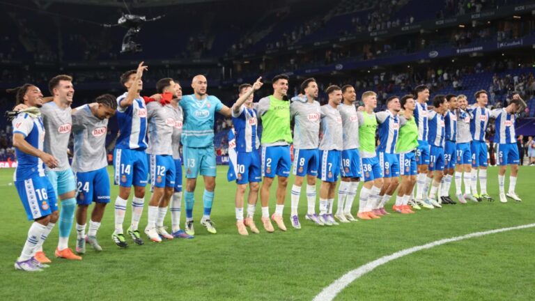 Los jugadores del Espanyol se acercaron a uno de los fondos del RCDE Stadium para celebrar el 7/9 con la afición