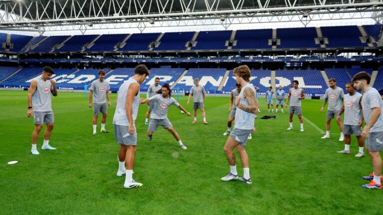 Los jugadores del Espanyol se ejercitan en el RCDE Stadium