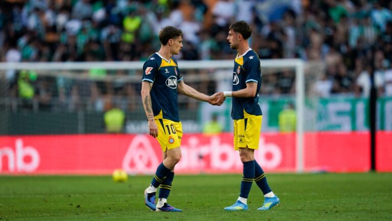 La Cartuja refuerza al Espanyol para el derbi Pol Lozano y Jofre Carreras celebran el punto logrado ante el Real Betis