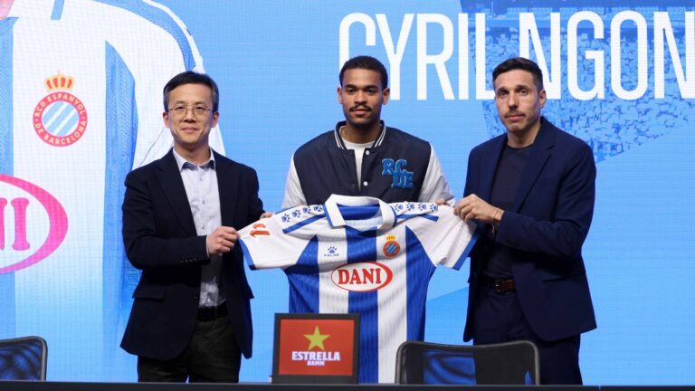 Mao Ye y Unai Ezkurra, en el RCDE Stadium