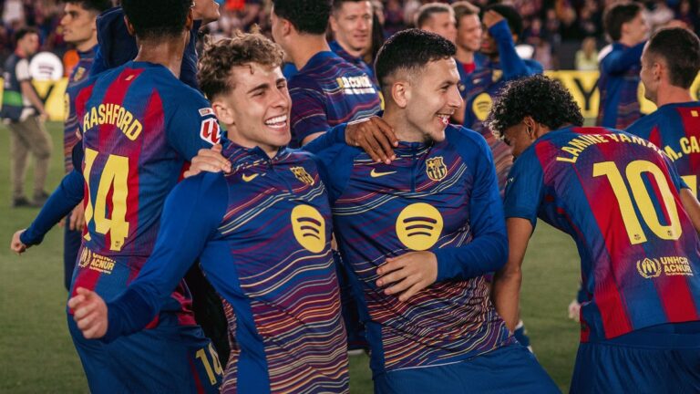 Celebración de los jugadores del FC Barcelona después del derbi ante el Espanyol