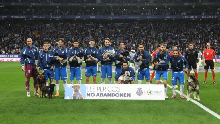 Los titulares del Espanyol, acompañados de un perro para concienciar del abandono animal