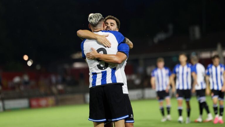 El Espanyol se agarra al plan A Marcos Fernández y Roberto Fernández se abrazan en Olot en un amistoso