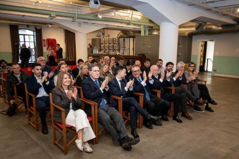 El Espanyol brilla en la 13ª Gala de las Estrellas del Fútbol Catalán Rafa Marañón representa al Espanyol en la previa de la 13ª Gala de las Estrellas