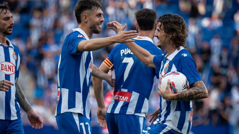 Carlos Romero festeja con Jofre Carreras el primer gol ante el Rayo Vallecano