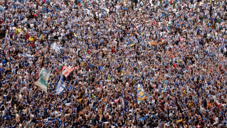 Dos años de una mágica verbena de Sant Joan en blanquiazul Los pericos festejan en masa sobre el verde junto al equipo, después de lograr un ansiado ascenso