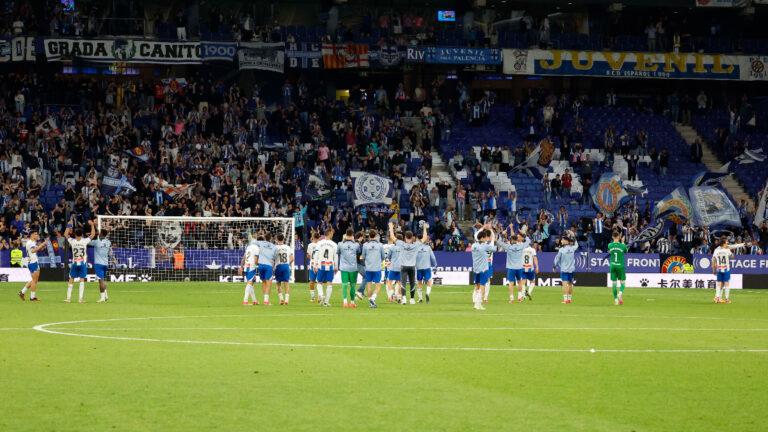 Comunión entre jugadores y afición en el penúltimo partido en el Stage Front Stadium.