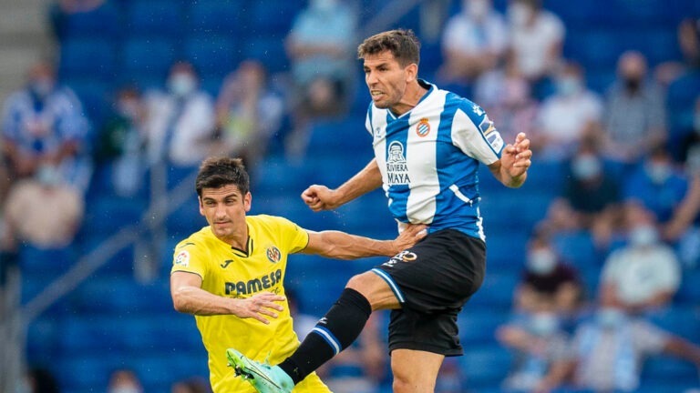 Leandro Cabrera en un duelo con el experico Gerard Moreno