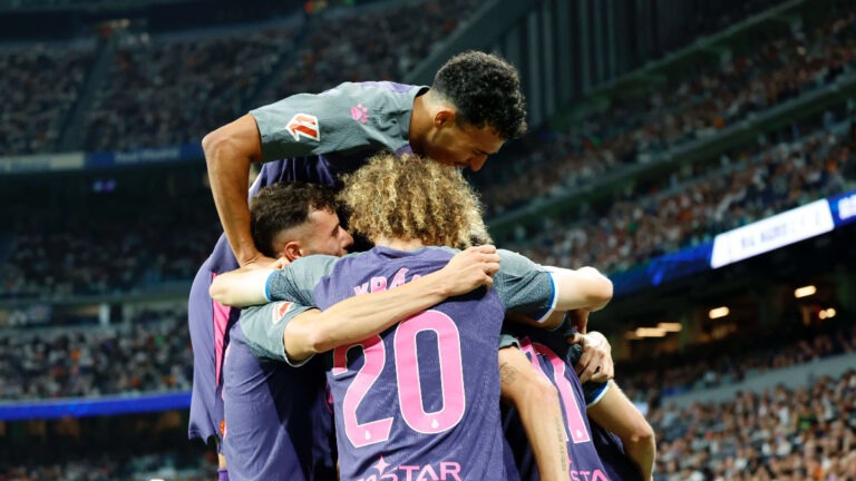 El equipo celebrando el único tanto anotado en el Santiago Bernabéu