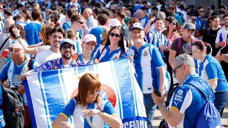 La afición perica generó un gran ambiente en la previa del Espanyol - UD Las Palmas