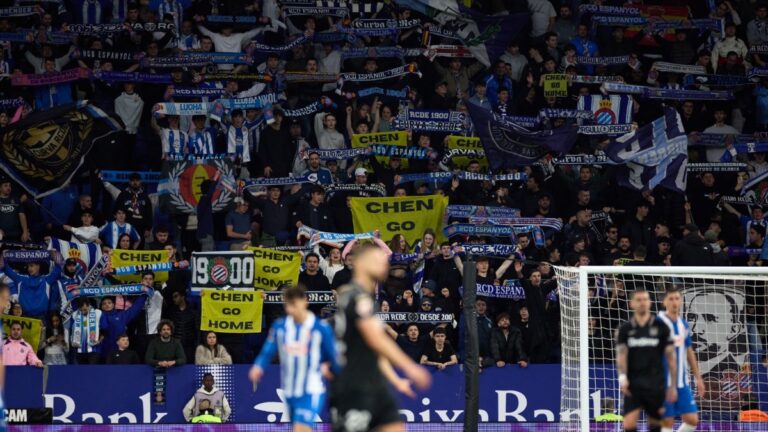 La afición del Espanyol estalla ante el mal momento deportivo del equipo