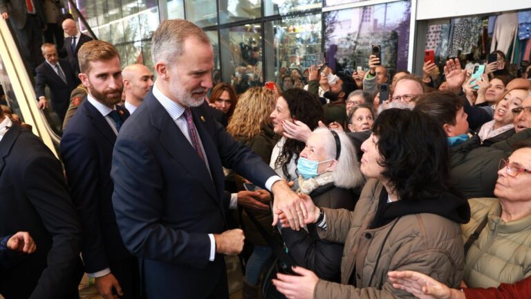 Felipe VI, durante su encuentro con los vecinos de L'Hospitalet de Llobregat