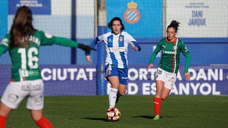 Nuria Martínez controlando el balón ante el Deportivo Alavés