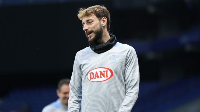 Fernando Calero entrena en el RCDE Stadium