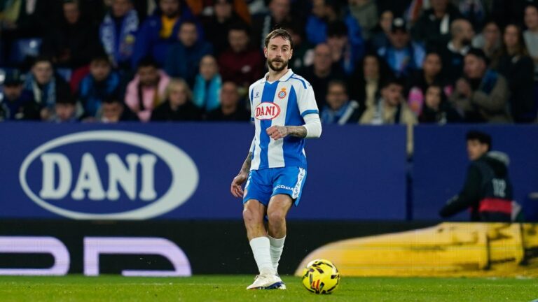 Fernando Calero conduce un balón en el Espanyol - Girona FC disputado en el RCDE Stadium