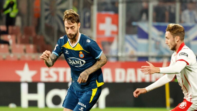 Fernando Calero controla un balón delante de un jugador del Girona FC