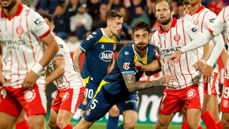 Fernando Calero se suma al ataque en el Girona FC - Espanyol en Montilivi