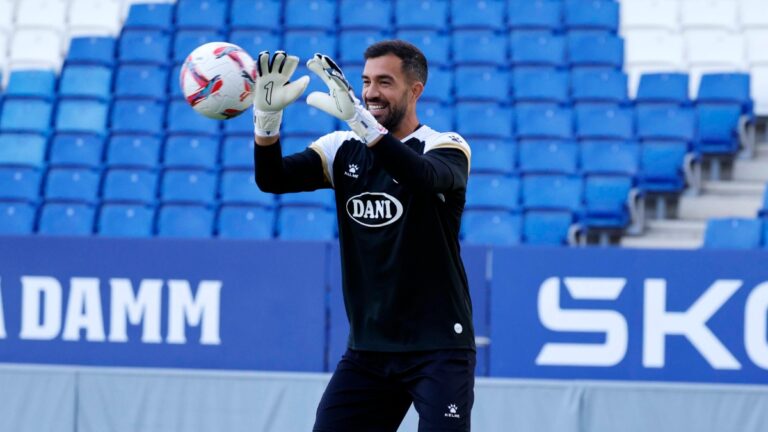 Fernando Pacheco entrena con sus compañeros en el RCDE Stadium