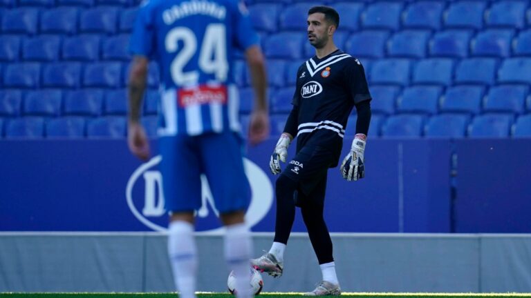 Fernando Pacheco dispuesto a sacar de puerta en un partido de entrenamiento en el RCDE Stadium