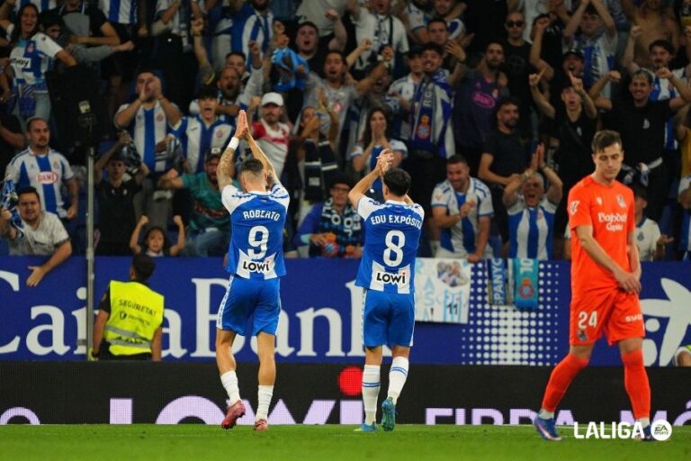 Roberto Fernández y Edu Expósito se dirigen a la grada en el Espanyol - Real Sociedad