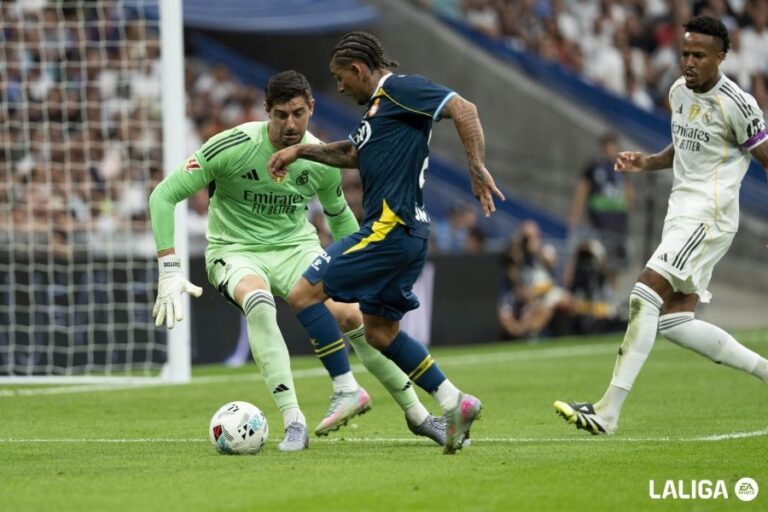 Dolan conduce un balón en el Bernabéu delante de Courtois