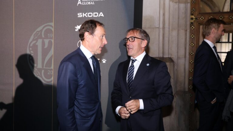 Fran Garagarza charla con Emilio Butrageño antes del acto principal del 125 aniversario